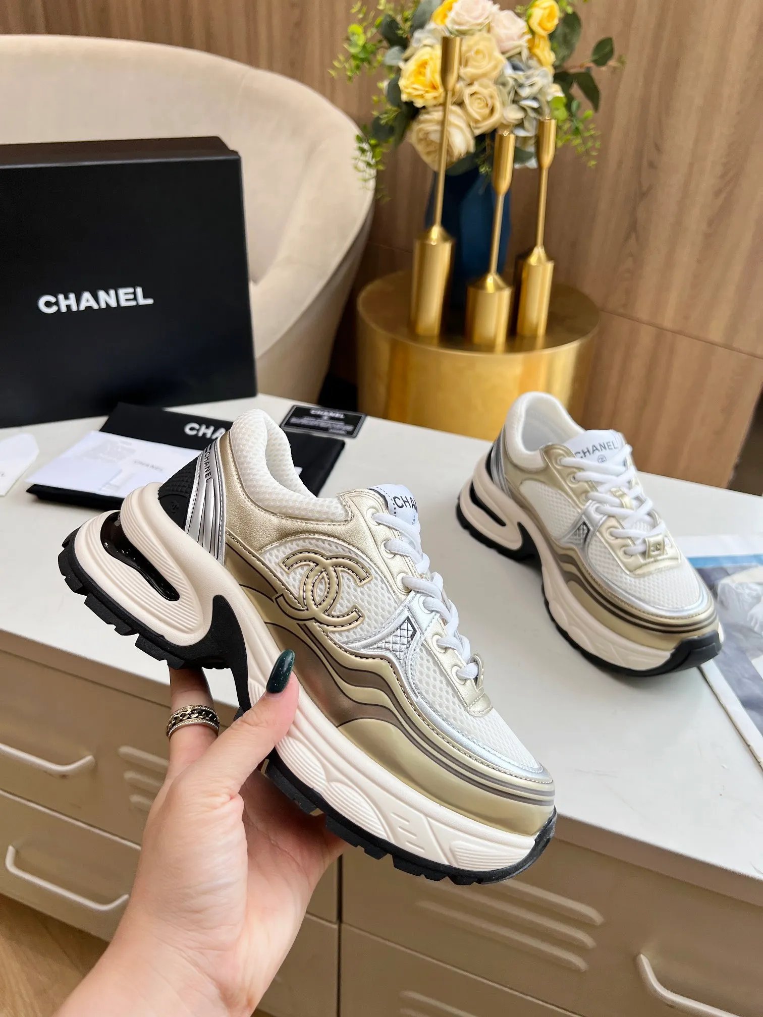 👟👟Ex-factory price 640👟👟 Women's shoe factory chanel Chanel early spring vacation series latest casual sports shoes silver white, gold white, silver gray, black and red! Incomparably beautiful and easy to wear, very light, the lining is also super soft, super comfortable, the upper is breathable, the color is high-end and durable, versatile. Upper: cowhide and cloth stitching. Inner: breathable mesh. Original foam combination outsole. Size: 35-40.